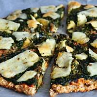 Otrębowa pizza ze szpinakiem i serem owczym