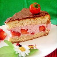 Sernik truskawkowy w biszkopcie