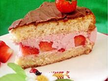 Fot. Mloda, Sernik truskawkowy w biszkopcie