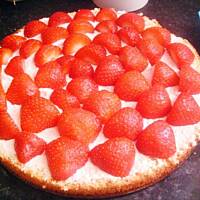 Sernik truskawkowy w biszkopcie