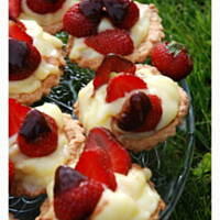 Babeczki z kremem budyniowym i truskawkami