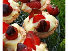 Fot. Brenia, Babeczki z kremem budyniowym i truskawkami