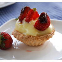 Babeczki z kremem budyniowym i truskawkami