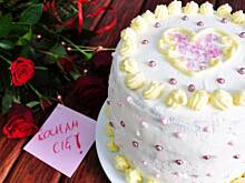 Fot. MIENTA, Tort bananowo-wiśniowy