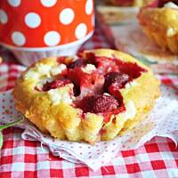 Babeczki z truskawkami i kruszonką