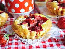 Fot. MIENTA, Babeczki z truskawkami i kruszonką