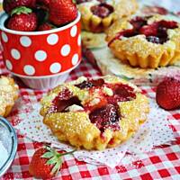 Babeczki z truskawkami i kruszonką