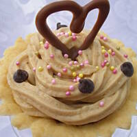 Półkruche babeczki z kremem kawowym i czekoladowymi sercami