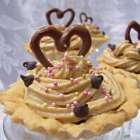 Półkruche babeczki z kremem kawowym i czekoladowymi sercami