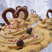 Półkruche babeczki z kremem kawowym i czekoladowymi sercami