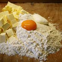 Babeczki z budyniem i truskawkami