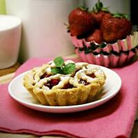 Babeczki z budyniem i truskawkami