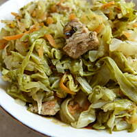 Młoda kapustka z boczkiem i koperkiem