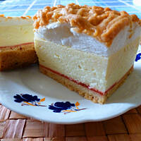 Sernik z dżemem malinowym i pianką bezową