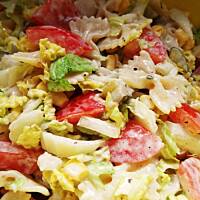 Sałatka z makaronu i kapusty pekińskiej