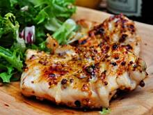 Fot. MIENTA, Grillowany kurczak w sosie miodowo-musztardowym