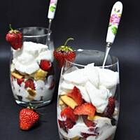 Warstwowy deser z truskawkami