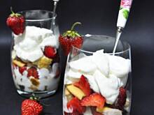 Fot. MIENTA, Warstwowy deser z truskawkami