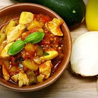 Kurczak z cukinią i papryką w pomidorowym sosie