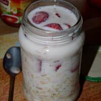 Owsianka truskawkowa z lodówki