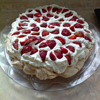 Tort bezowy z bitą śmietaną i truskawkami