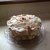 Tort bezowy z bitą śmietaną i truskawkami