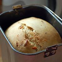 Chałka z rodzynkami pieczona w piekarniku lub automacie do pieczenia chleba