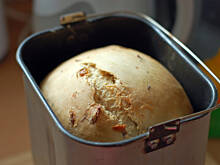 Fot. MAGDAITYLE, Chałka z rodzynkami pieczona w piekarniku lub automacie do pieczenia chleba