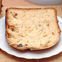 Chałka z rodzynkami pieczona w piekarniku lub automacie do pieczenia chleba