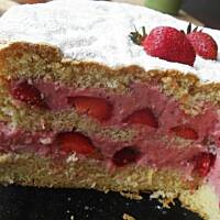 Biszkopt mocno truskawkowy.