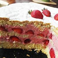 Biszkopt mocno truskawkowy.