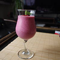 Shake - koktajl z malinami lub  truskawkami na jogurcie :-)