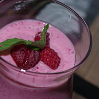 Shake - koktajl z malinami lub  truskawkami na jogurcie :-)