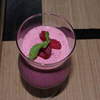 Shake - koktajl z malinami lub  truskawkami na jogurcie :-)
