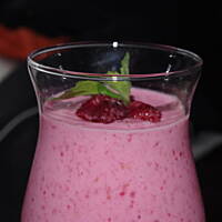 Shake - koktajl z malinami lub  truskawkami na jogurcie :-)