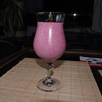 Shake - koktajl z malinami lub  truskawkami na jogurcie :-)