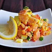 Tatar z łososia z warzywami