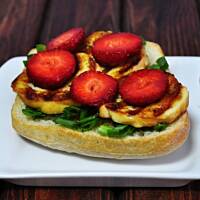 Grillowana kanapka z oscypkiem i truskawkami