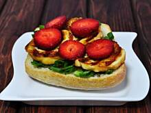 Fot. MIENTA, Grillowana kanapka z oscypkiem i truskawkami