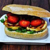 Grillowana kanapka z oscypkiem i truskawkami