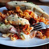 Makaronowa zapiekanka z łososiem i suszonymi pomidorami