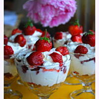 Deser tiramisu z truskawkami