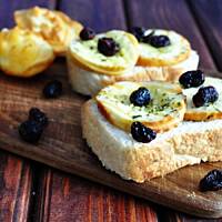 Grzanki z grillowanym oscypkiem i żurawiną