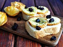 Fot. MIENTA, Grzanki z grillowanym oscypkiem i żurawiną