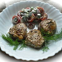 Medaliony z polędwicy wieprzowej z syropem z czarnego bzu i szynką dojrzewającą