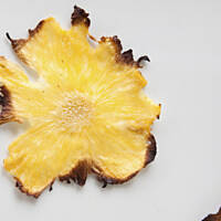 Ananasowe chipsy pieczone na grillu