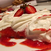 Naleśniki z musem truskawkowym