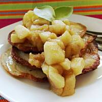 Racuchy z prażonymi jabłkami polane złocistym miodem