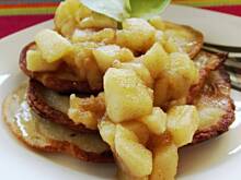 Fot. Agiatis, Racuchy z prażonymi jabłkami polane złocistym miodem