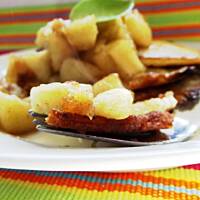 Racuchy z prażonymi jabłkami polane złocistym miodem